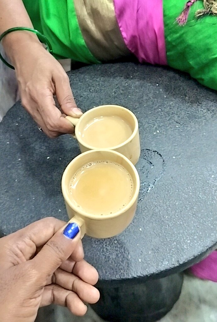 Poet_Manushi's tweet photo. மகிழ்ச்சியைப் பகிர்ந்து கொள்ள ஒரு தேநீர் போதும். 

#Tea_Time ☕💛 https://t.co/DgAc6UdtGh