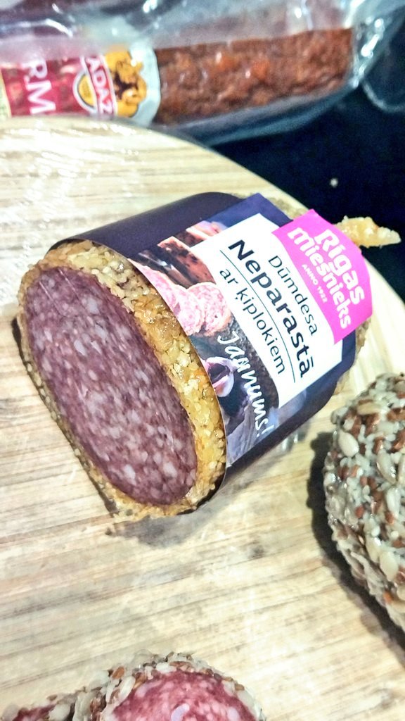 本当に重要なことだから何度でも伝えたいんですが、ラトビアに行ったら絶対このサラミ食べて！粉々にしたニンニクに包まれた燻製ニンニクサラミ！サラミとニンニクがコラボした二郎系サラミでございます！しかも安ければ3ユーロ程（500円…!!）で一本丸かじり！恵方巻き二郎系サラミ！激うまです！