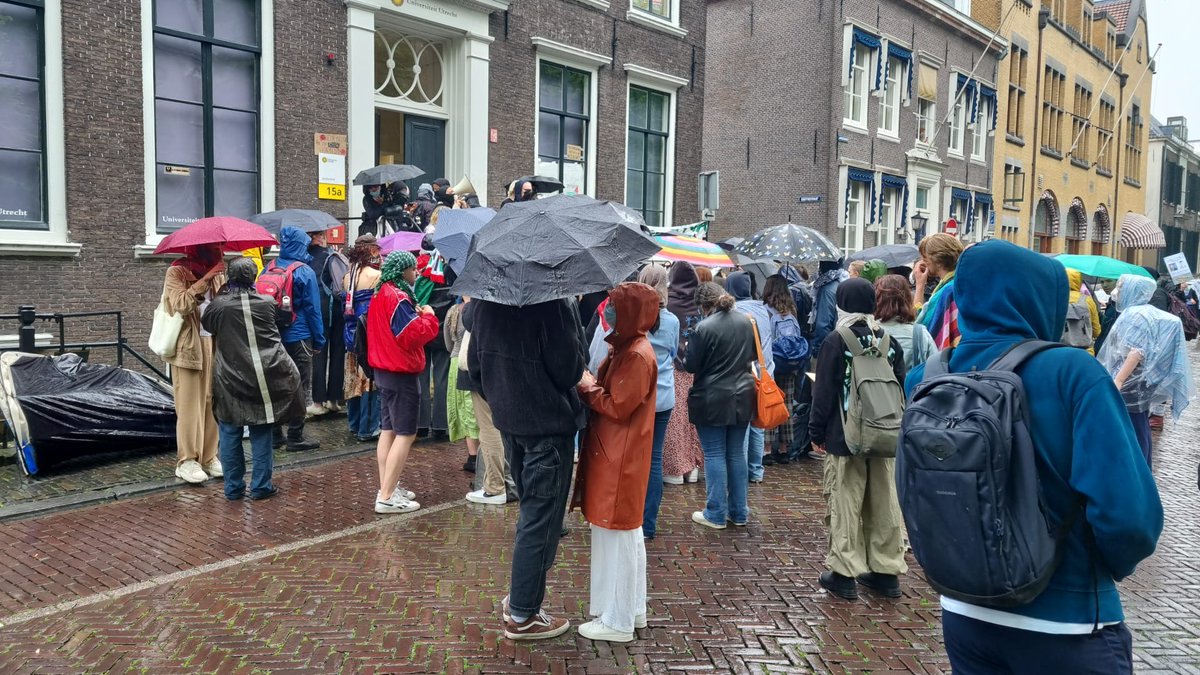 Een kwartier geleden op Janskerkhof. Medewerkers van nummer 13 zijn het pand uitgestuurd. Bij de UB Binnenstad kom je alleen nog binnen op vertoon van campus- of collegekaart @UniUtrecht De demonstranten hebben paraplu's meegenomen #bezetting