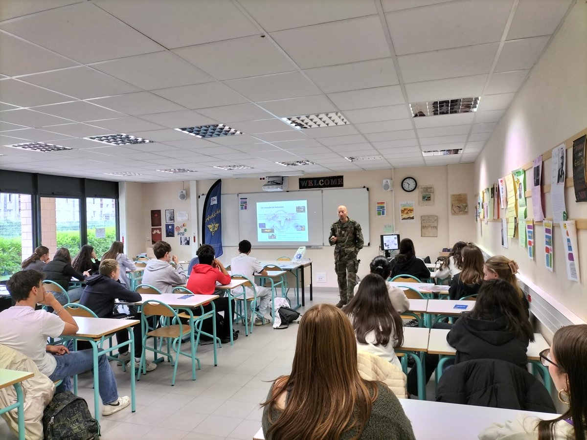 #ParcoursCitoyen Alors que le 3e trimestre de l'année scolaire a commencé, la délégation militaire est fortement sollicitée pour son expertise dans le domaine de l'enseignement Défense, comme au collège La Lombardière à #Annonay ou au lycée polyvalent du Cheylard.