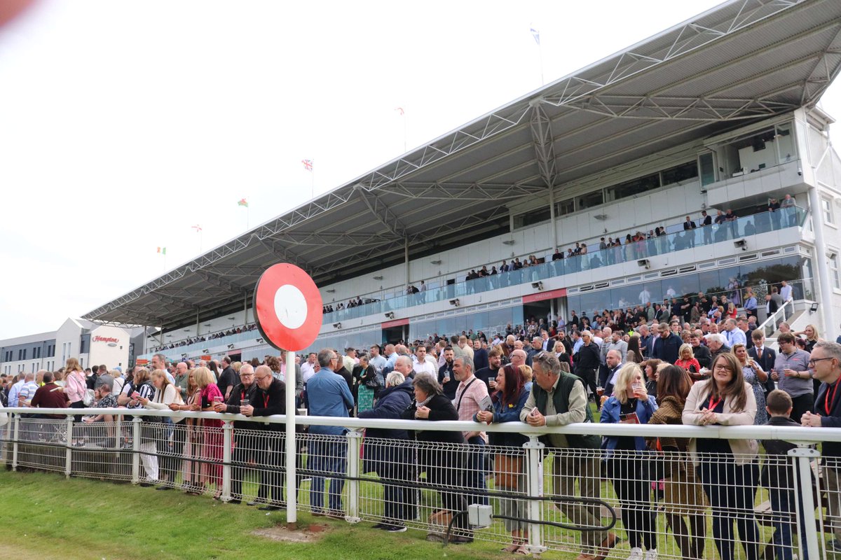 LAST CHANCE to save £4 on your ticket price with the advanced booking discount for Precon Racenight🏇🎉

📅 Friday 17th May 

🏇Seven exciting races
🍽️Delicious food offerings
🎶After-racing entertainment from @stevielennon

Book your tickets here 👉ow.ly/amlm50RHg9e