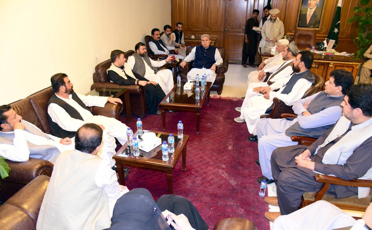 In the distinguished presence of Honorable Speaker, Capt (R) Abdul Khaliq Khan Achakzai, the Chief Minister of Balochistan, @PakSarfrazbugti, is meeting with a delegation of landowners, who are on protest. Members of the Provincial Assembly are also in attendance. #Balochistan