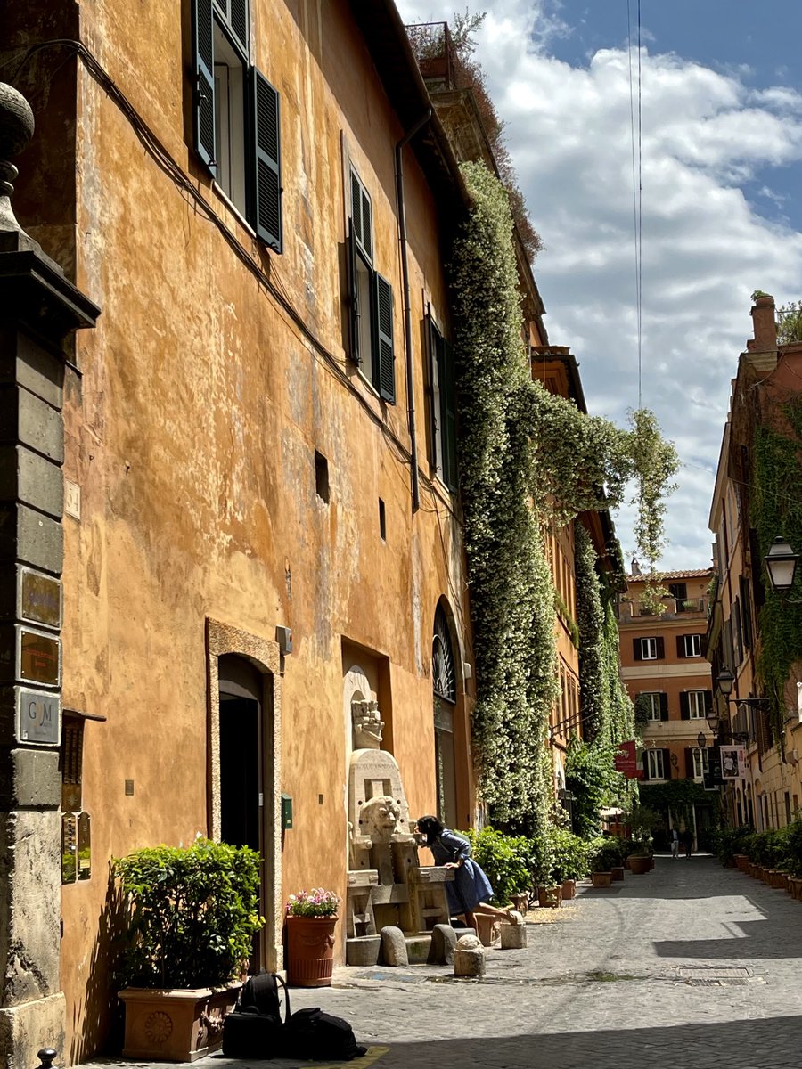 Adoro la tranquillità di via Margutta… con la Fontana degli Artisti. #Roma 🤍 #Rome