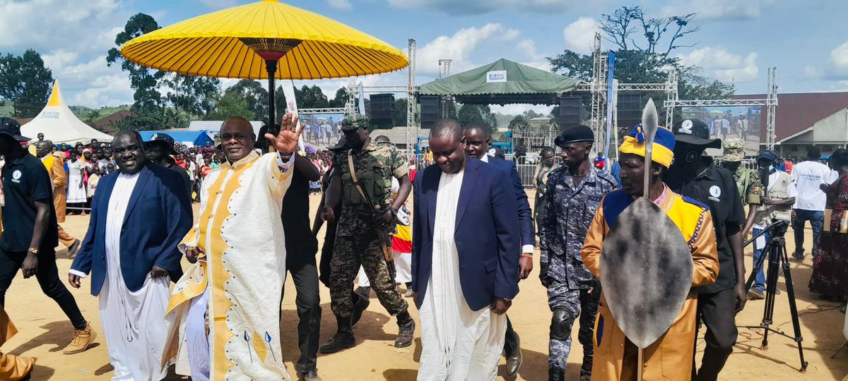 Earlier Today, Hon Minister @BalaamAteenyiDr Represented H.E the president @KagutaMuseveni at the 20th coronation of His Majesty Kamuswaga A S Kabumbuli 11 in kooki. PLU under the chairmanship of Gen @mkainerugaba will continue to shine Viva Mzee Viva Gen MK Viva Uganda