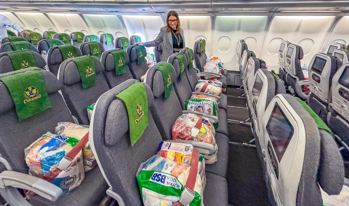 guikilter's tweet photo. “Janja, só temos 50 cestas básicas para levar no avião presidencial para o Rio Grande do Sul, o que fazemos?”

“Tudo isso!? Ótimo! Coloca uma em cada cadeira e tira uma foto minha 😃✌🏻” https://t.co/238dtCeGWT