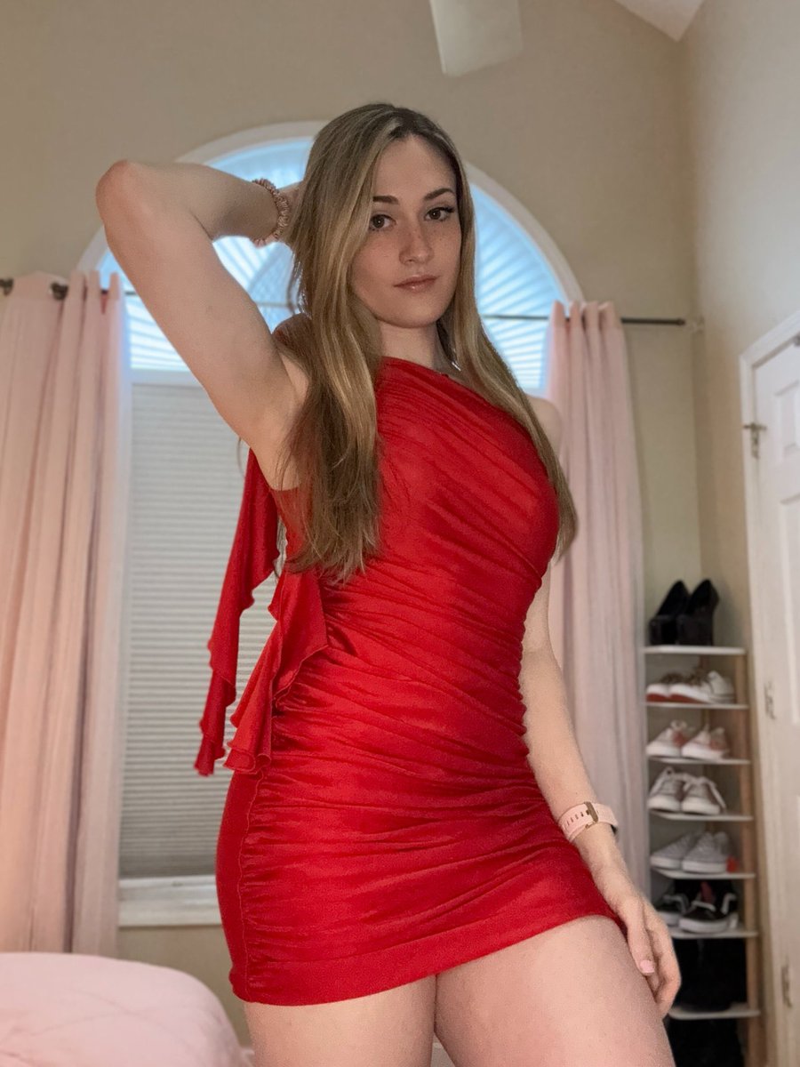 Michellexooterr's tweet photo. Do you guys think red is a good color for me? 
Be honest 🥺❤️ https://t.co/A5OafNVlu6