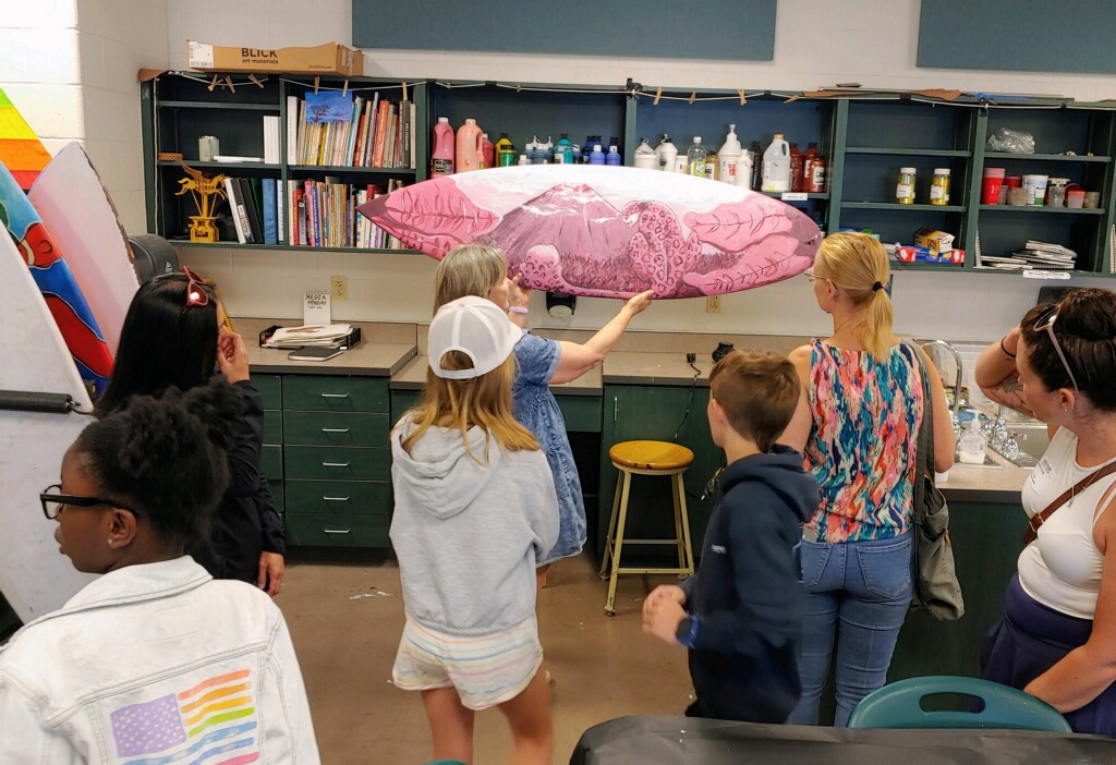ART_jprovow's tweet photo. A great visit this month with @BrickellAcademy Gifted Art elementary students, parents, &amp; teachers. Our 8th graders toured small groups around the school, students spoke with current middle school artists as they worked, &amp; we gave a presentation of the Art Program here @VBMiddle! https://t.co/OpcgfOda9a