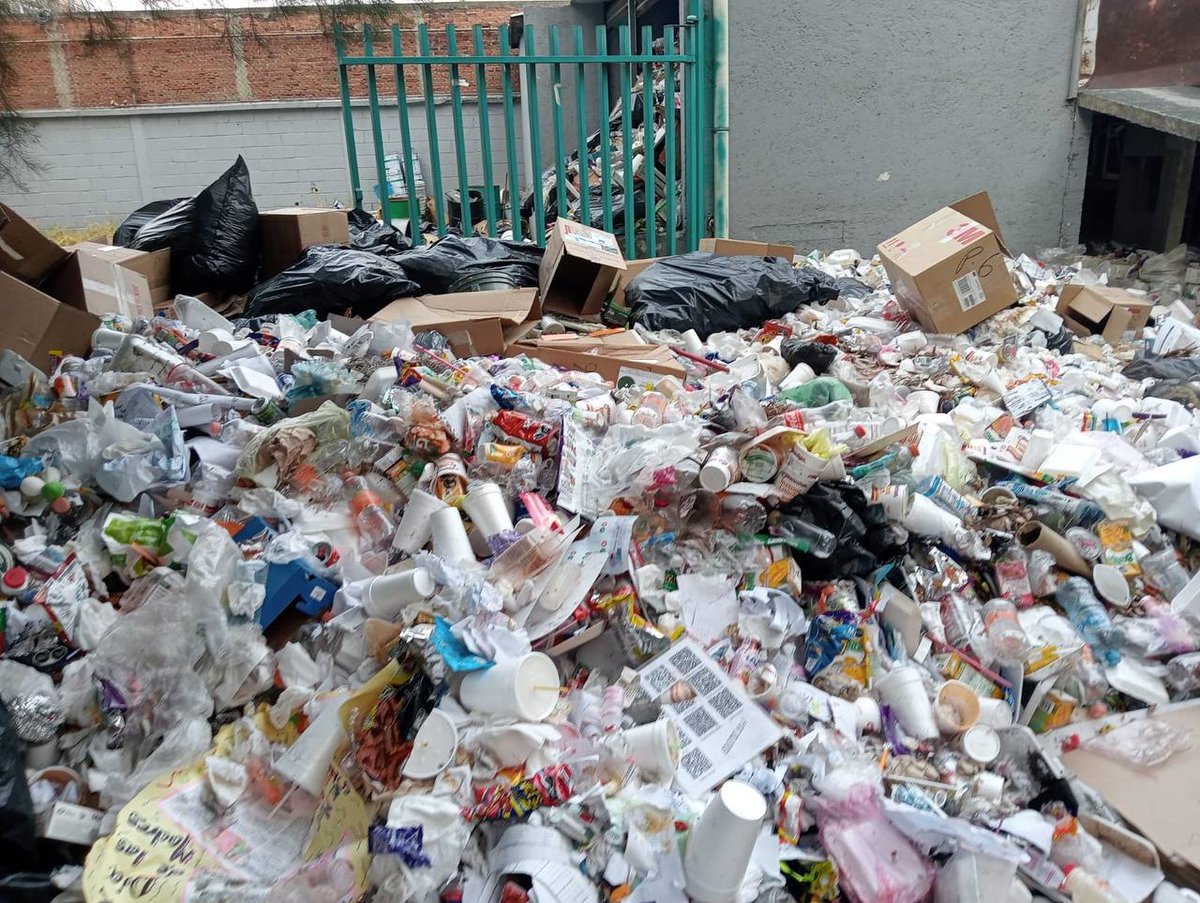 KarenQuirogaAn's tweet photo. #KarenInforma
Es lamentable el estado en el que se encuentra el plantel del Colegio de Bachilleres no. 6 Vicente Guerrero. Por más de 20 días el servicio de recolección de basura no ha pasado a realizar su labor, lo cual ha ocasionado que se vuelva un potencial foco de infección para todo el personal que trabaja al interior y sobre todo para el alumnado. La @Alc_Iztapalapa ha hecho caso omiso de las continuas solicitudes de apoyo ante este tema. No es posible que el gobierno de Morena abandone de esta forma las instituciones educativas y a la juventud.

#MorenaNoSabeGobernar #YaSeVan