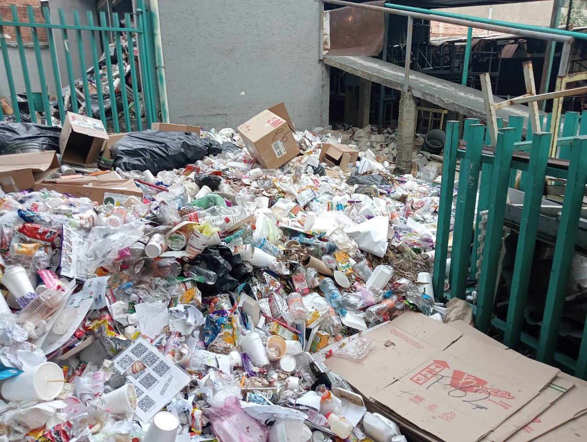 KarenQuirogaAn's tweet photo. #KarenInforma
Es lamentable el estado en el que se encuentra el plantel del Colegio de Bachilleres no. 6 Vicente Guerrero. Por más de 20 días el servicio de recolección de basura no ha pasado a realizar su labor, lo cual ha ocasionado que se vuelva un potencial foco de infección para todo el personal que trabaja al interior y sobre todo para el alumnado. La @Alc_Iztapalapa ha hecho caso omiso de las continuas solicitudes de apoyo ante este tema. No es posible que el gobierno de Morena abandone de esta forma las instituciones educativas y a la juventud.

#MorenaNoSabeGobernar #YaSeVan
