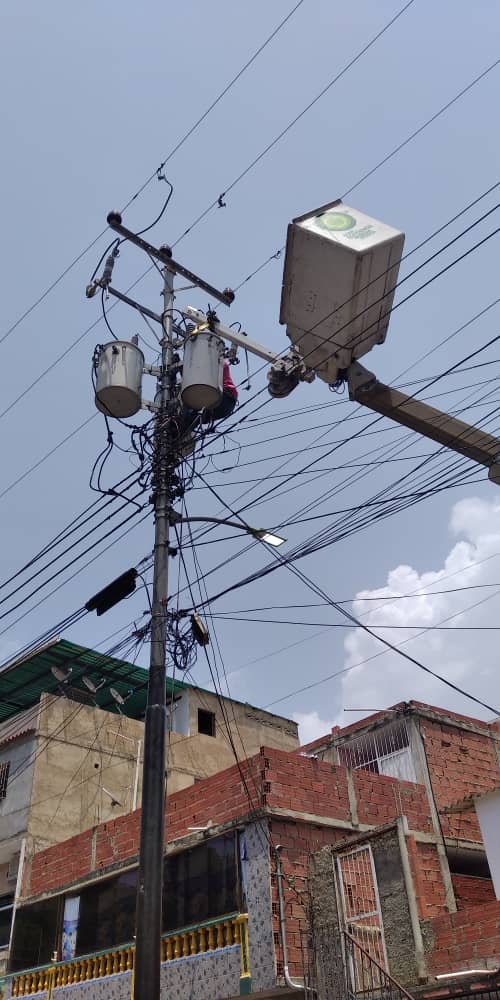 ⚡ 𝕃𝕒 𝔾𝕦𝕒𝕚𝕣𝕒 Cuadrilla centinela de #Corpoelec instaló un equipo potencia aéreo de 50 kVA para fortalecer el banco de transformadores.