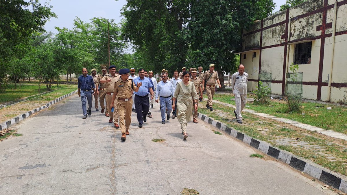 dmshravasti's tweet photo. लोकसभा सामान्य निर्वाचन, 2024 के परिप्रेक्ष्य में जिलाधिकारी कृतिका शर्मा द्वारा पुलिस अधीक्षक एवं अन्य अधिकारियों के साथ दोनों विधानसभा क्षेत्रों के स्ट्रॉन्ग रूम का निरीक्षण कर जायजा लिया एवं संबंधित को आवश्यक निर्देश दिए गए। @ceoup @ECISVEEP https://t.co/f6mnfytfDh