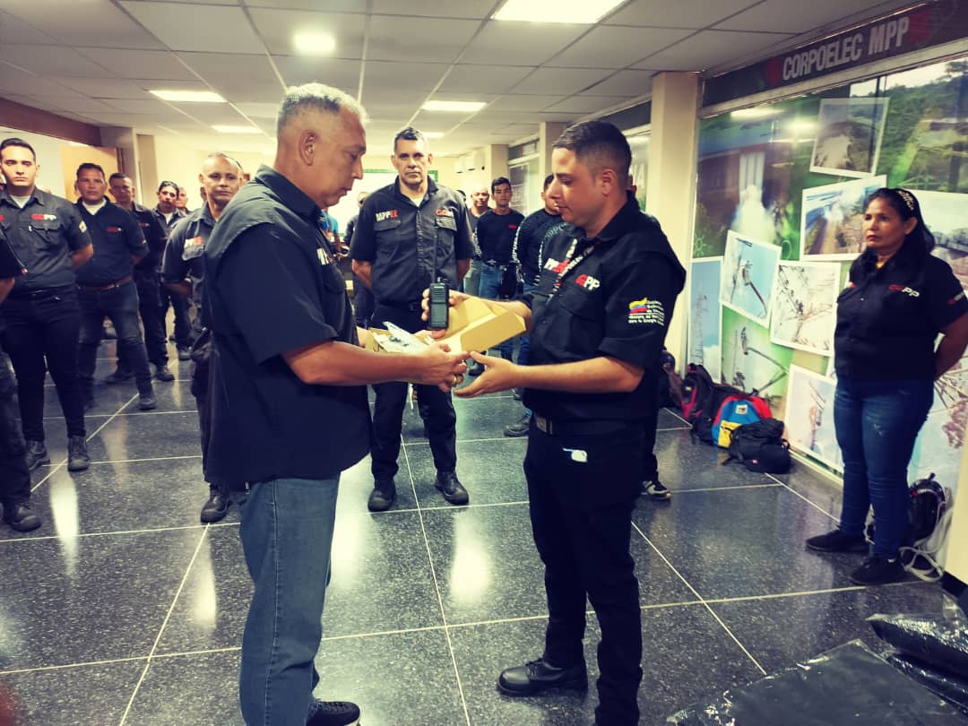 ⚡ 𝕋𝕣𝕦𝕛𝕚𝕝𝕝𝕠 Trabajadores de #Corpoelec adscritos a la Gerencia Estadal de Prevención y Protección, recibieron dotación de uniformes, garantizando la comodidad para el desempeño de sus funciones.