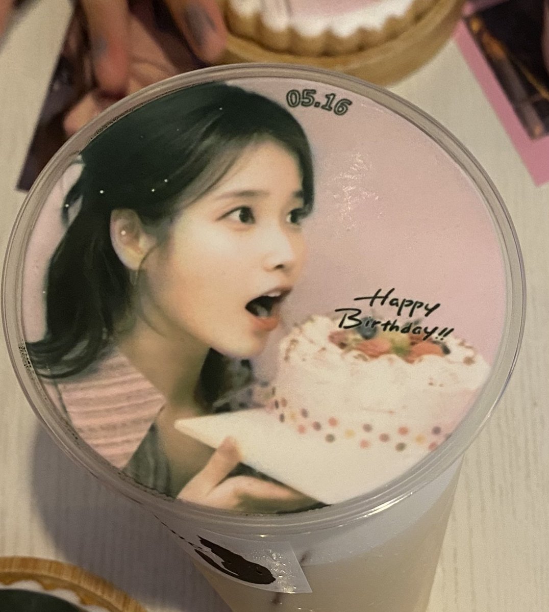 am___uaena's tweet photo. 仕事合間にセンイルカフェ行ってお祝いしてきた🎉🎂

最後の動画は、ツーショ撮ろって撮った後動画見返したら、
実はスリーショット撮れてたという奇跡の動画(画面騒がしいけど笑) https://t.co/jSzyKC0Ycd