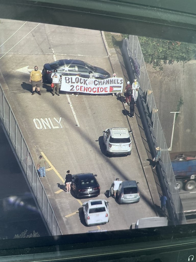 TammyRoseReport's tweet photo. Protestors used their vehicles to stop traffic in and out of the Port of Houston’s City Dock. Their signs said stop World #genocide with a #Palestine Flag. https://t.co/S3DlI24Z8P