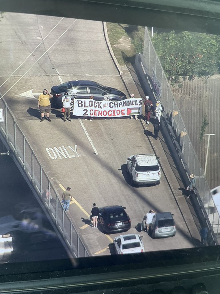 TammyRoseReport's tweet photo. Protestors used their vehicles to stop traffic in and out of the Port of Houston’s City Dock. Their signs said stop World #genocide with a #Palestine Flag. https://t.co/S3DlI24Z8P