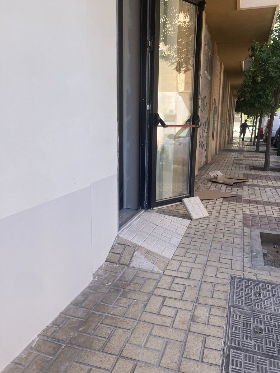 OseaNo's tweet photo. @admalagaaccesi1 
@CermiAUniversal 
@ONCE_oficial 
@LaAccesibilidad @malaga 
 Me gustaría saber vuestra opinión sobre esta rampa en un local de nueva construcción. El suelo del local no tiene esa altura. La puerta se ha instalado más alta y de ahí la rampa… https://t.co/qFaJ6URCxs