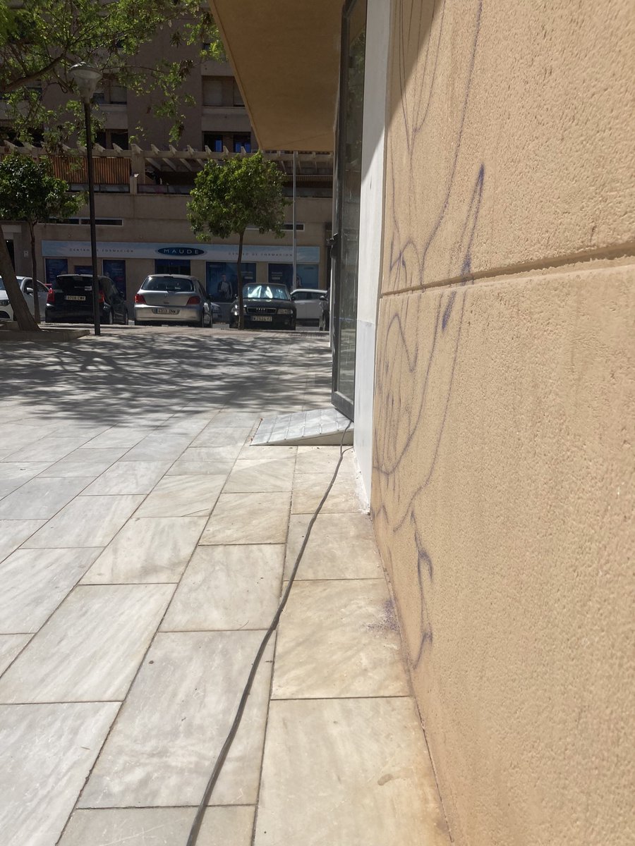 OseaNo's tweet photo. @admalagaaccesi1 
@CermiAUniversal 
@ONCE_oficial 
@LaAccesibilidad @malaga 
 Me gustaría saber vuestra opinión sobre esta rampa en un local de nueva construcción. El suelo del local no tiene esa altura. La puerta se ha instalado más alta y de ahí la rampa… https://t.co/qFaJ6URCxs