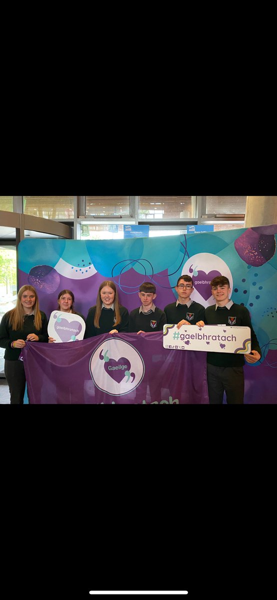 Comhghairdeas mór le Coiste Gaelbhrataí na scoile. Bronnadh an Ghaelbhratach ar an scoil ag ócáid mhór i gColáiste Mhuire Gan Smál, Luimneach inné.👏🏼