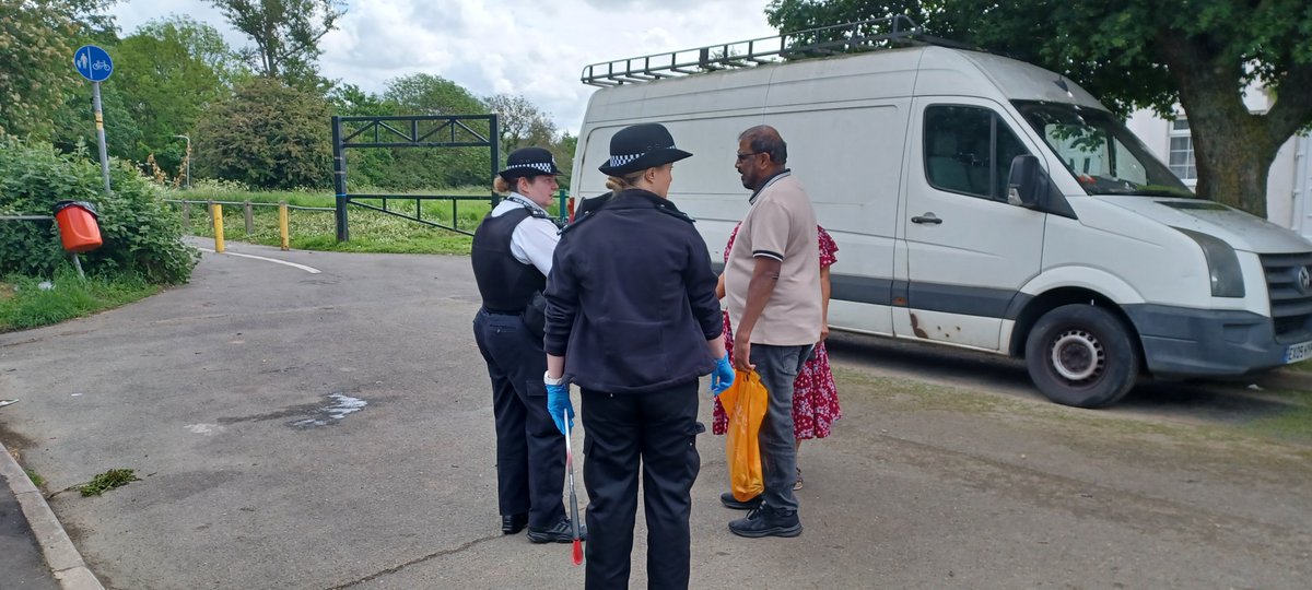 Belmore SNT have conducted a Weapons Sweep and walk & talk today at Belmore Playing Fields offering residents a chance to air their concerns
 
We also took the opportunity to pick up some ASB related rubbish in our hotspot areas

#OpSceptre #MyLocalMet #CleaningUpTheCommunity