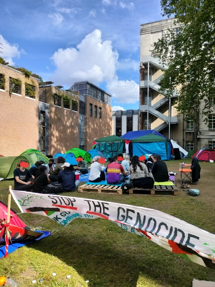 At SOAS student encampment now! Such a great atmosphere. 

We're doing a teach out on Britain and Palestine, TLDR; it goes waaaaaaay back.