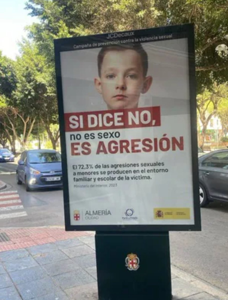 Me encantaría saber la cantidad de personas por las que ha pasado ese cartel antes de ser colgado en las calles de Almería.

En serio, ¿Nadie se dio cuenta del peligroso mensaje que lanza? No sé si me preocupa que haya sido por error o por ignorancia.