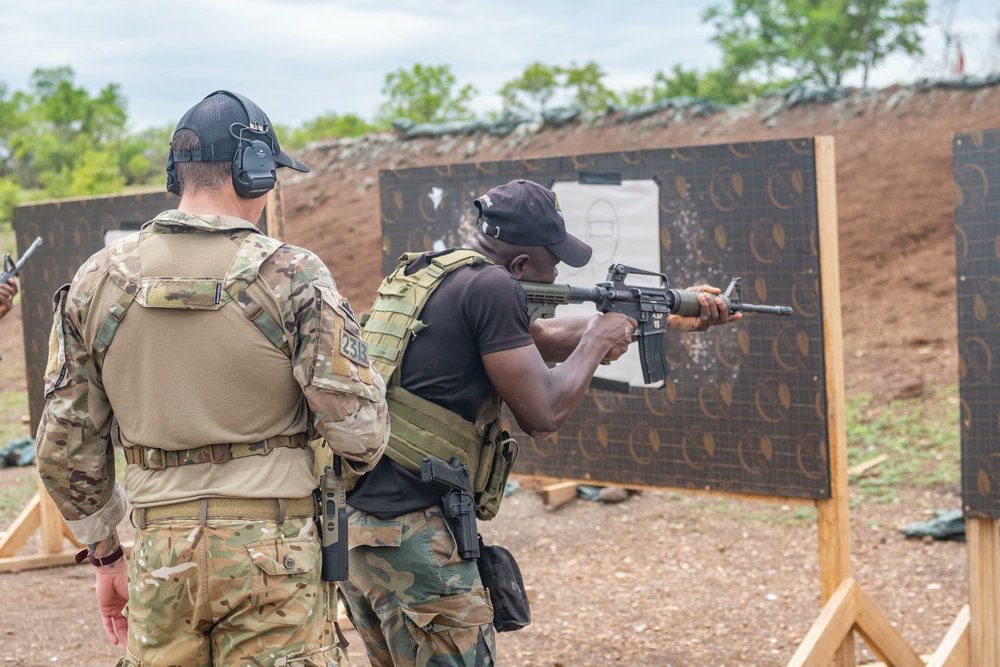 Members of the @GhArmedForces conduct a range training exercise with a U.K. Ranger Regiment member at #Flintlock24 in Daboya, Ghana, May 13, 2024. Flintlock focuses on improving military interoperability of participating militaries from North and West Africa, Europe & the U.S.