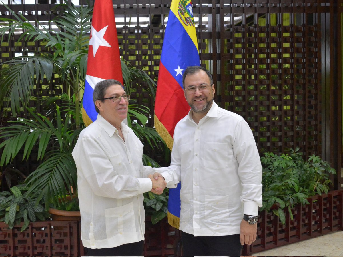 Encantado de recibir en #Cuba al querido amigo @yvangil, Canciller de #Venezuela, quien realiza una visita oficial a nuestro país. Ningún bloqueo podrá acabar con la entrañable e histórica hermandad de los pueblos de Bolívar y Martí, de Fidel y Chávez.