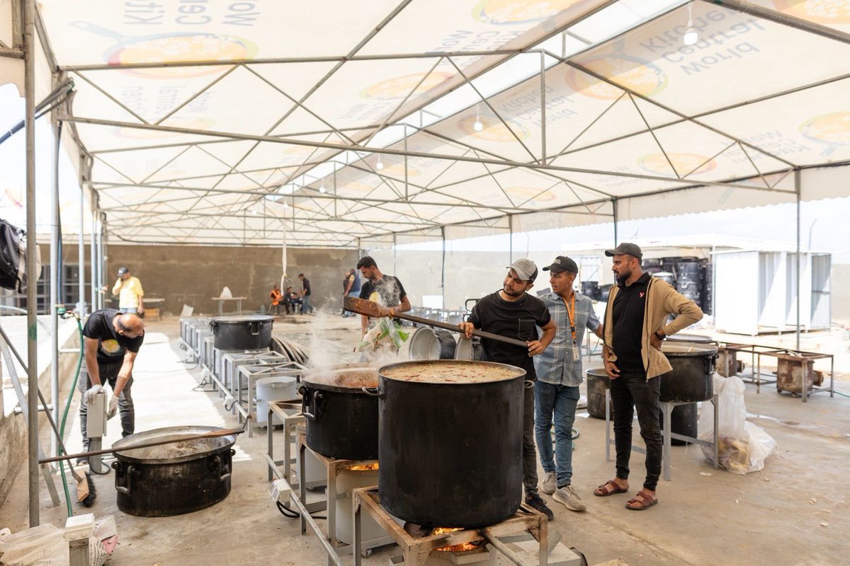 WCK’s third Field Kitchen in Gaza cooked its first meals today.
Named Damian’s Kitchen, after one of our 7 heroes killed by the IDF, this central Gaza kitchen will help scale our efforts as families continue to flee from Rafah in desperate search of safety. #ChefsForGaza