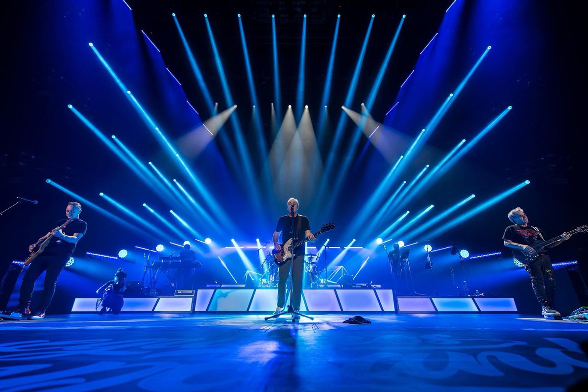 Robelighting's tweet photo. At the @WiZinkCenter #lightingdesigner CaCo García created a colorful & energetic design for the Hombres G “40 años y seguimos empezando” tour using @Robelighting #FORTE, #Pointe & #LEDBeam150 luminaires supplied by @Fluge_AV. (📸 Nacho Nabscab)
#robelighting #fluge #earpro #ees https://t.co/YivcNMpxi5