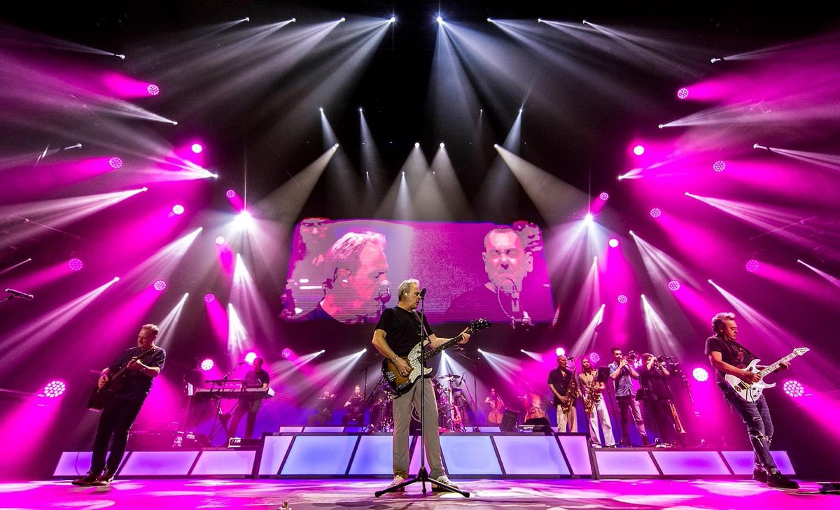 Robelighting's tweet photo. At the @WiZinkCenter #lightingdesigner CaCo García created a colorful & energetic design for the Hombres G “40 años y seguimos empezando” tour using @Robelighting #FORTE, #Pointe & #LEDBeam150 luminaires supplied by @Fluge_AV. (📸 Nacho Nabscab)
#robelighting #fluge #earpro #ees https://t.co/YivcNMpxi5