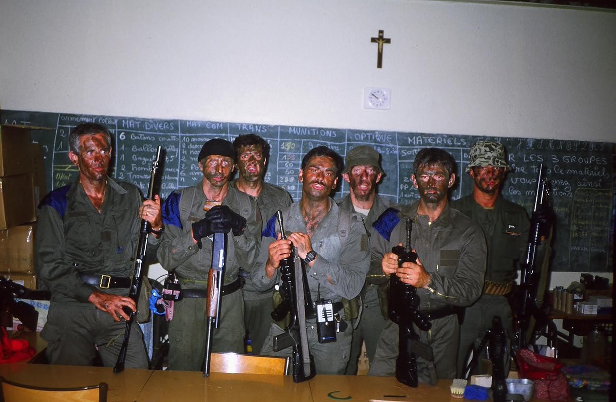 Les parachutistes français du Groupe d'intervention parachutiste de la Gendarmerie nationale (EPIGN) se préparent à participer à l'opération Victor, l'opération française de sauvetage des otages détenus par les nationalistes kanak. 

Nouvelle-Calédonie, mai 1988.
