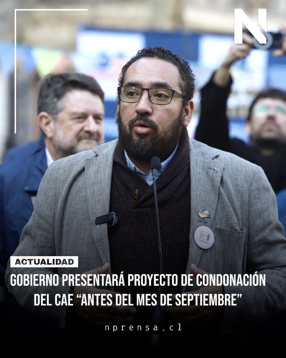 N_PrensaCL's tweet photo. ⚡️ Durante esta jornada, el ministro de Educación, @nico_cataldo, confirmó la fecha en la cual presentarán el proyecto que buscará condonar las deudas del Crédito con Aval del Estado (CAE).

📅 "Vamos a presentar el proyecto antes del mes de septiembre y estamos trabajando técnicamente en el abordaje de la solución", afirmó Cataldo. Además, explicó que tanto el Ministerio de Educación como el Ministerio de Hacienda han estado desarrollando esta propuesta.

📈 El jefe del Mineduc destacó que la iniciativa “tiene bastantes avances desde el punto de vista técnico, y hay un horizonte temporal que ya fue establecido y que fue parte de la discusión presupuestaria durante el año 2023 para el 2024”.

📜 Cataldo insistió: “Esta es una propuesta que no se ha abandonado, que está en los compromisos del Gobierno, está en el programa, está en las cuentas presidenciales que el presidente ha reiterado”. El proyecto “tiene que ser autocontenido, progresivo y justo. Son principios con los cuales estamos construyendo la propuesta”.

🔔 Por otro lado, la ministra de la Secretaría General de Gobierno (Segegob), @camila_vallejo, reiteró que “el tema del CAE se va a concretar antes de septiembre, en la presentación en detalle del proyecto”.

🤔 ¿Qué opinas sobre la condonación del CAE? ¿Crees que es una medida necesaria para apoyar a los estudiantes endeudados?

📣 Únete a nuestra comunidad en Instagram para seguir el debate de esta y otras noticias relevantes! https://t.co/nFC89PU1x5

#CondonaciónCAE #EducaciónChile #NicolásCataldo #GobiernoChile #CamilaVallejo
