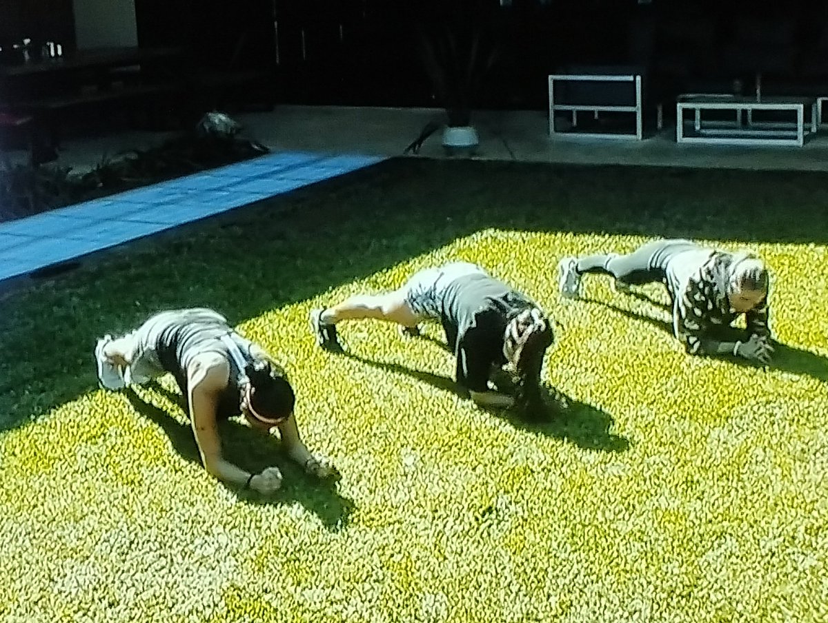 Furia cuando vea que su amiga está entrenando a la hija de Virginia y a la amiga de Flor: FALLUTA de mierda, sos actriz, sos peor que Agostina y Catalina, todos me traicionan, a mí no me dijiste ni un día para entrenar, te gusta Lisandro también?

Jajaajajajaa #GranHermano