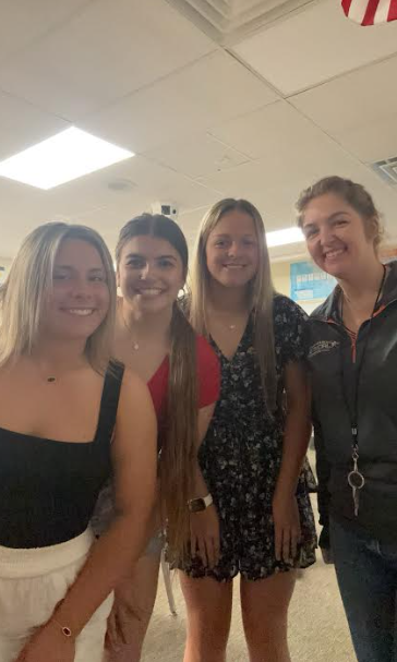 mikaelak011's tweet photo. From first day to last day 🎓 @morganras03 @madelinet03 https://t.co/ZNsfWdWklx