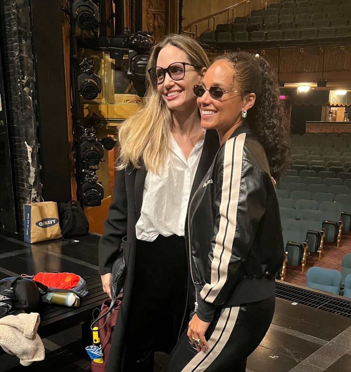 Angelina Jolie assiste a musical produzido e inspirado em Alicia Keys na Broadway: fasdeangelinajolie.blogspot.com/2024/05/angeli…

#AngelinaJolie, #AliciaKeys, #HellsKitchen, #Broadway, #Manhattan, #NovaIorque, #NovaYork, #NewYork, #NYC