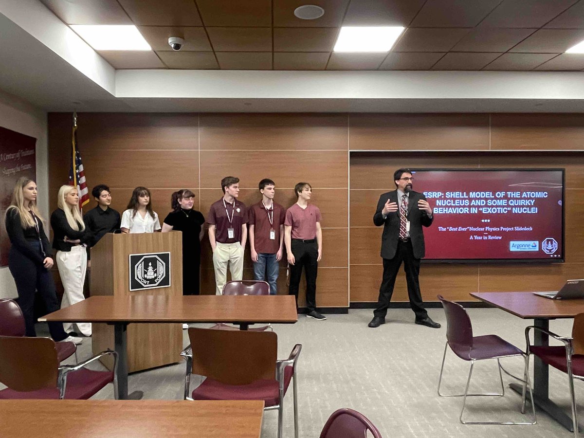 LockportHS205's tweet photo. Did you know that LTHS has a team of 4 seniors, 2 juniors &amp; 1 sophomore student who are part of the LTHS Science Research Team? This team presented their year-long project working in conjunction with scientists at Argonne National Lab. More news to come! Congrats!🔬
#PorterPride https://t.co/lnHEtNpFZ8