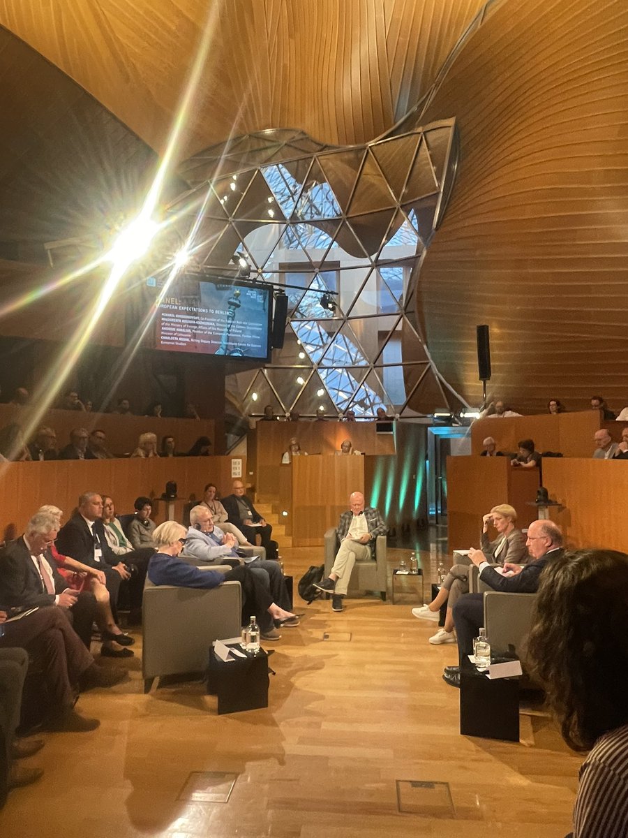 OTregub's tweet image. “Russia and the West” a conference by #LibMod- discussing fears that Europe has about “big scary” Russia and how those fears can lead Europe not only towards betrayal of Ukraine but towards betrayal of the Europe project. The scenario of Russian victory in Ukraine and implication…