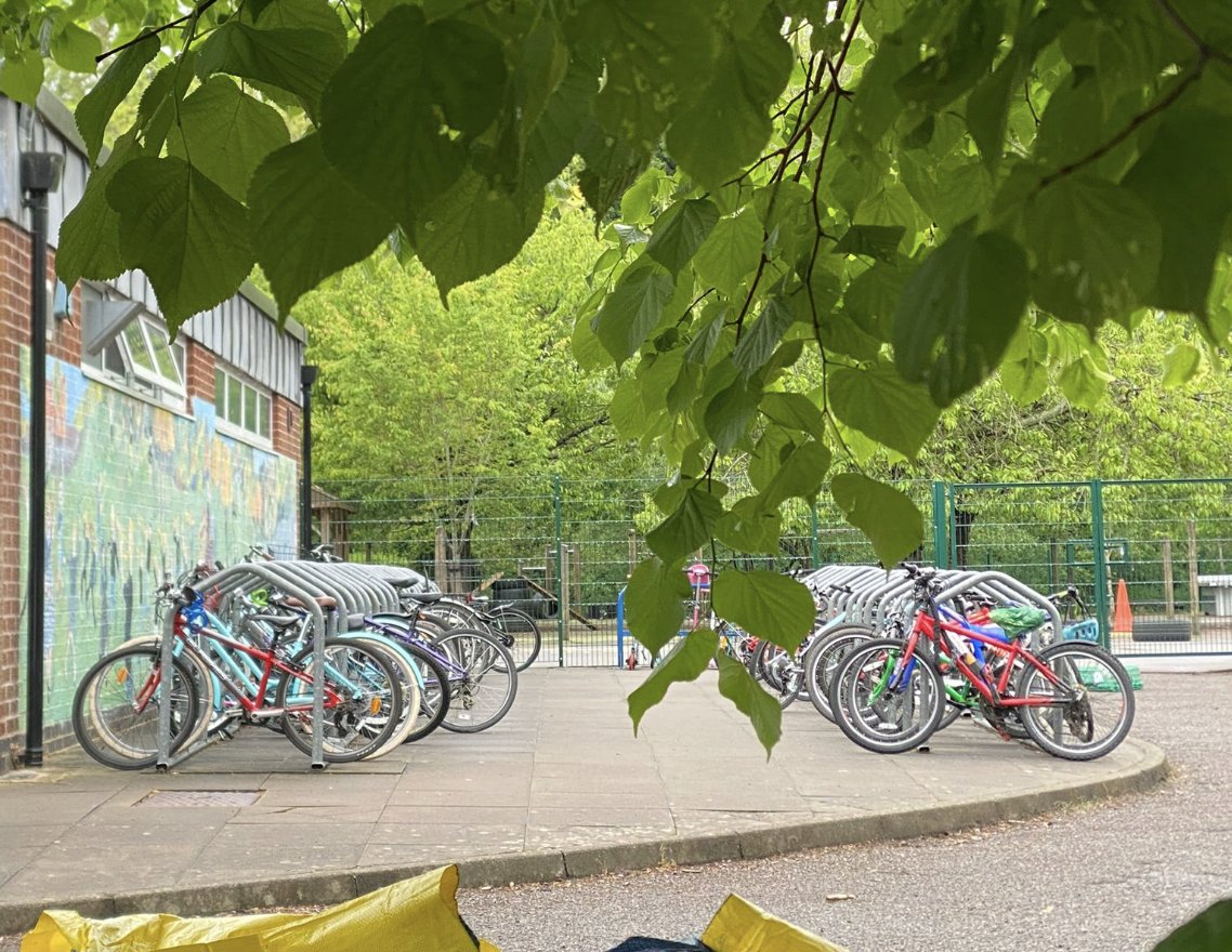 Exciting news for me! We FINALLY launched 'School Streets' at the school in my ward this week after 2+ years of trying. Read on to find out more about what it is, the benefits, & how we did it. Oh, and here's a selection of the bike racks at the school from today. 💖🚲 (1/14)