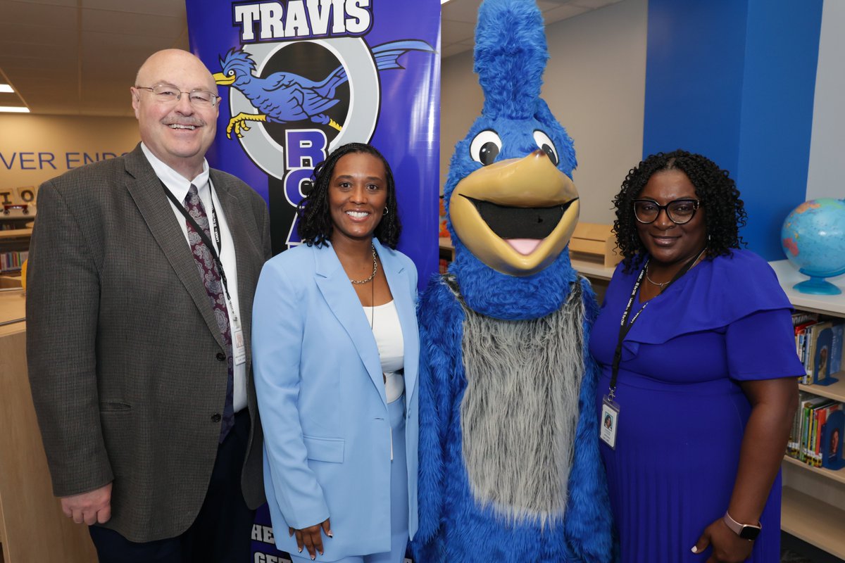 Happy 75th birthday to Travis Elementary School! Students, staff, and alumni had a great time celebrating the roadrunners. We look forward to many more years. 🍎
