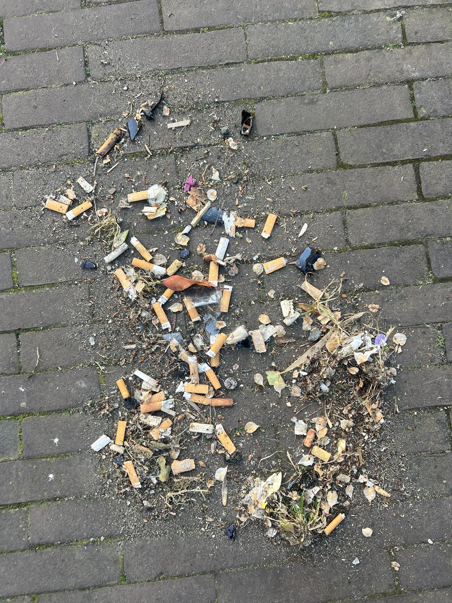 elke week veeg ik de stoep voor mijn zaak in #Deventer en #Apeldoorn en ik ben verbaasd hoeveel #afval #rokers achter laten op de grond.