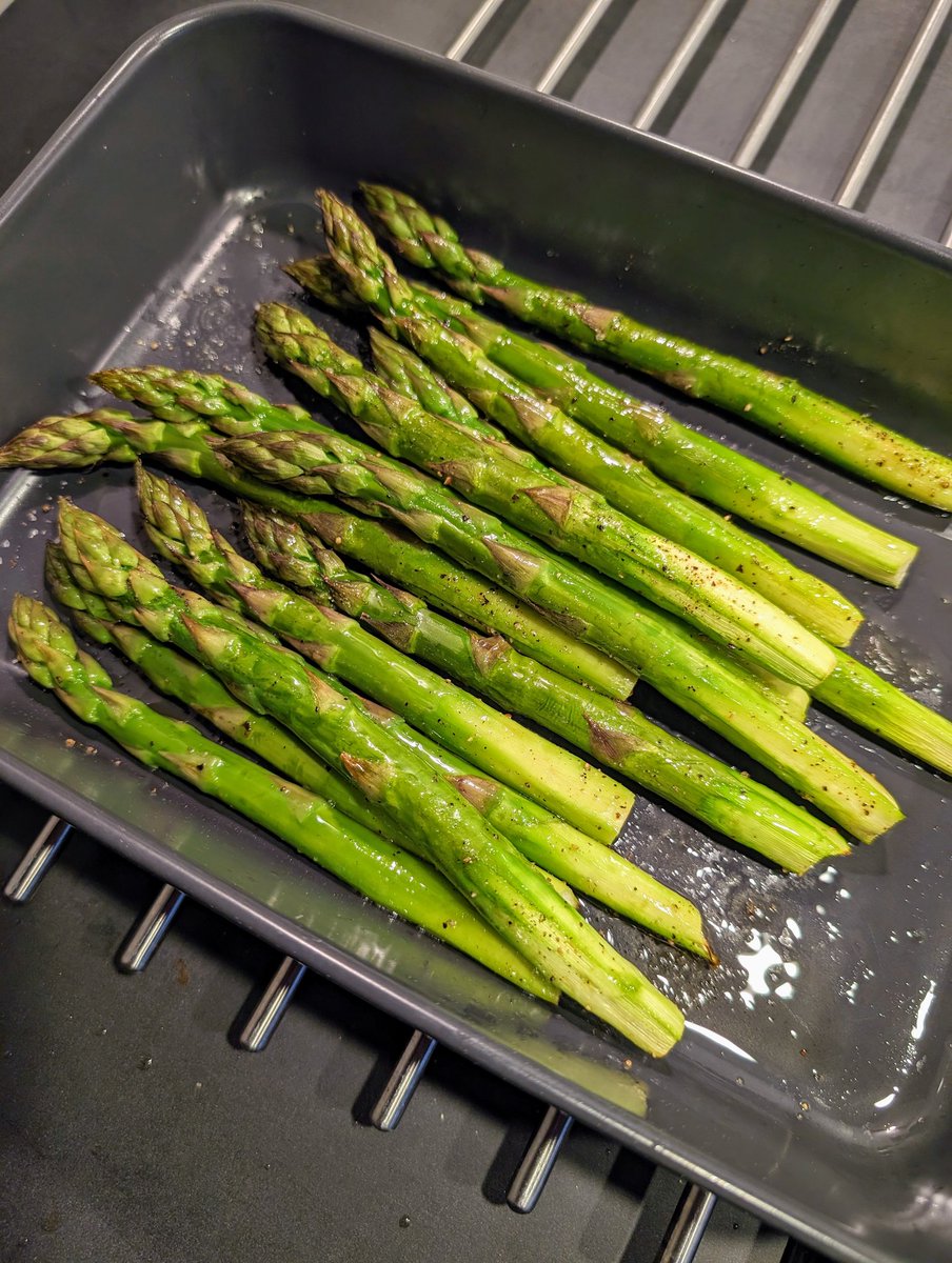 markbwwelford's tweet photo. Too much asparagus, said no one ever... Making the most of English asparagus season... #englishasparagus #gaycook https://t.co/IN3hnuEWAc