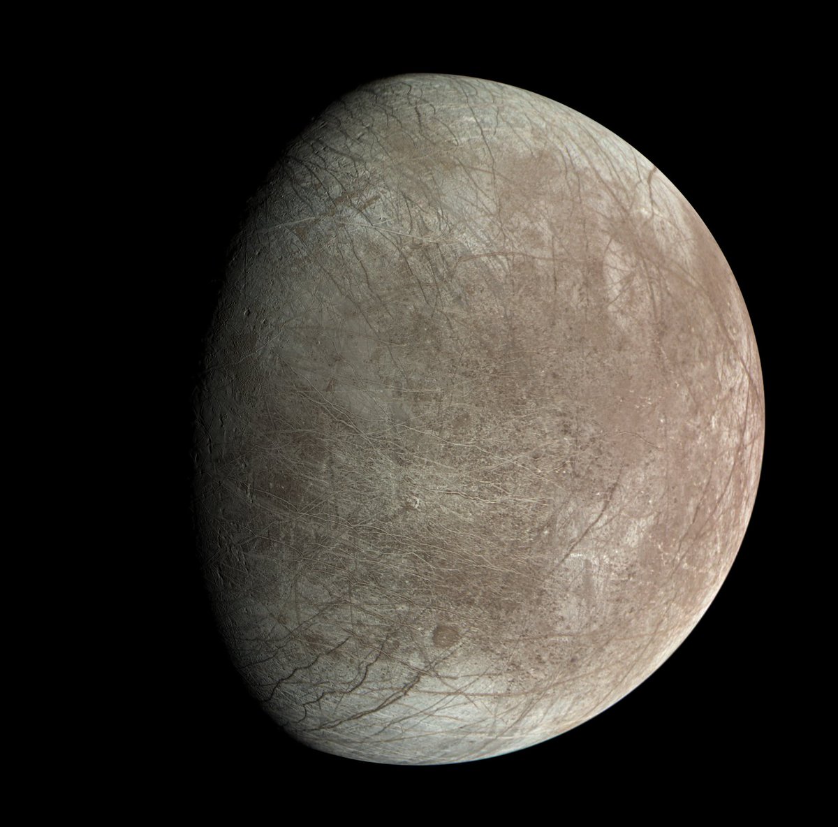 New high-def images of Europa support the theory of a salty liquid ocean bubbling up through the moon's ice crust. These #JunoMission views reveal signs of possible plume activity and polar ice crust migration. More on @EuropaClipper's future destination: go.nasa.gov/3V2b8PC