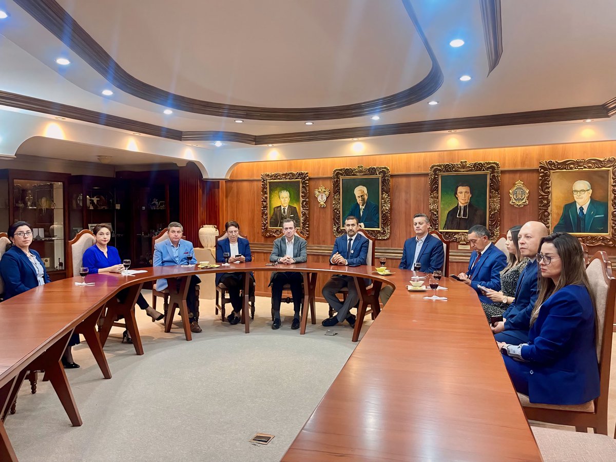 utpl's tweet photo. ¡Sellamos importante alianza entre la academia de la región sur! 📍🎓

🤝 @utpl y @unloficial firmamos convenio de cooperación insterinsitucional para el desarrollo de #PrácticasPreprofesionales en beneficio de los estudiantes de ambas universidades.

El convenio facilitará  el aprendizaje y acceso a los laboratorios e instalaciones de las universidades, así como el acompañamiento pedagógico de los estudiantes en los campos de su especialidad.