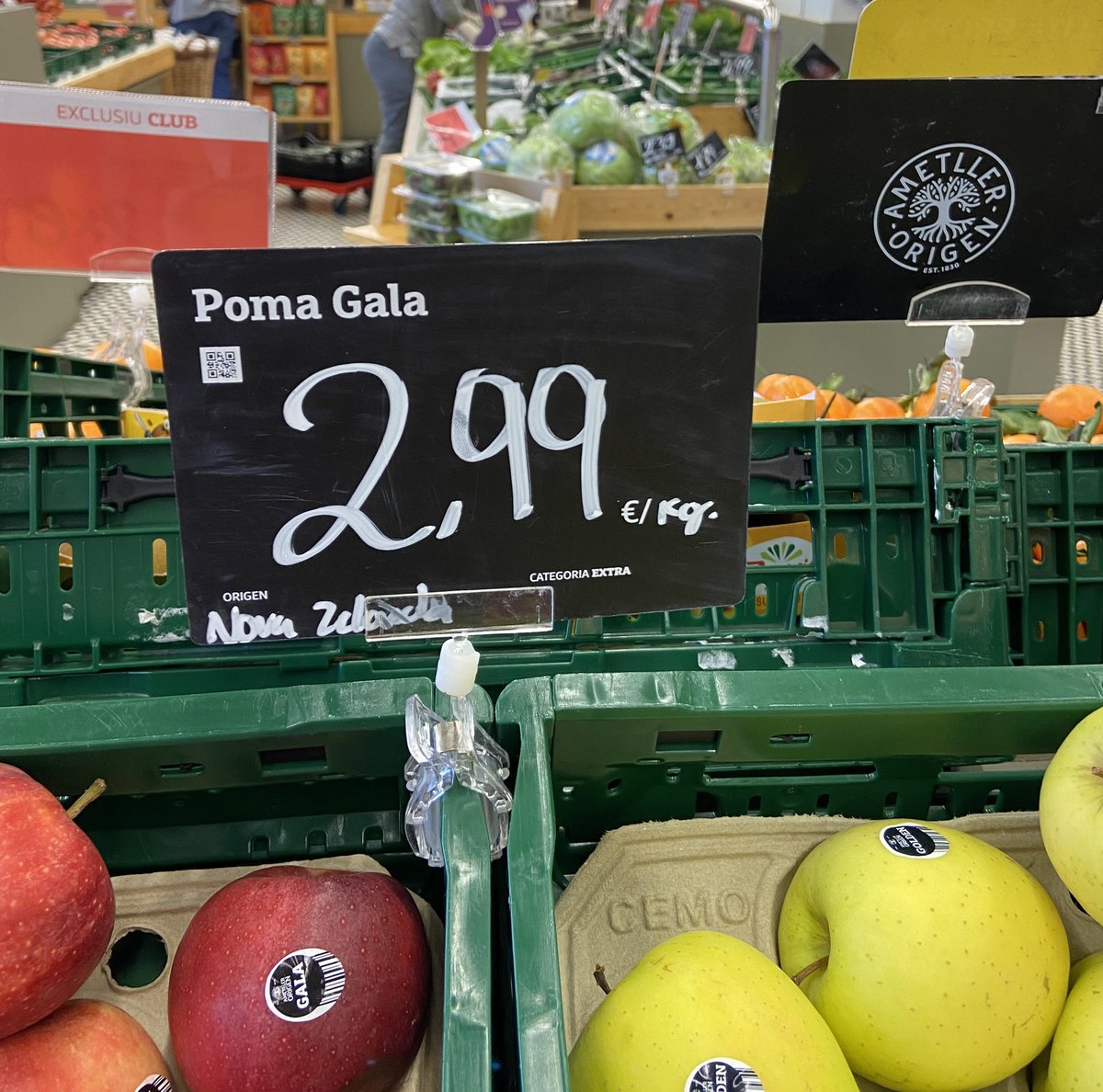 Els Kiwis colen @AmetllerOrigen però pomes? Pomes? He entrat per comprar fuits secs catalans. És alucinant o només soc jo? Que no som país de pomes? Origen oceànic. Potser que ho expliqueu!