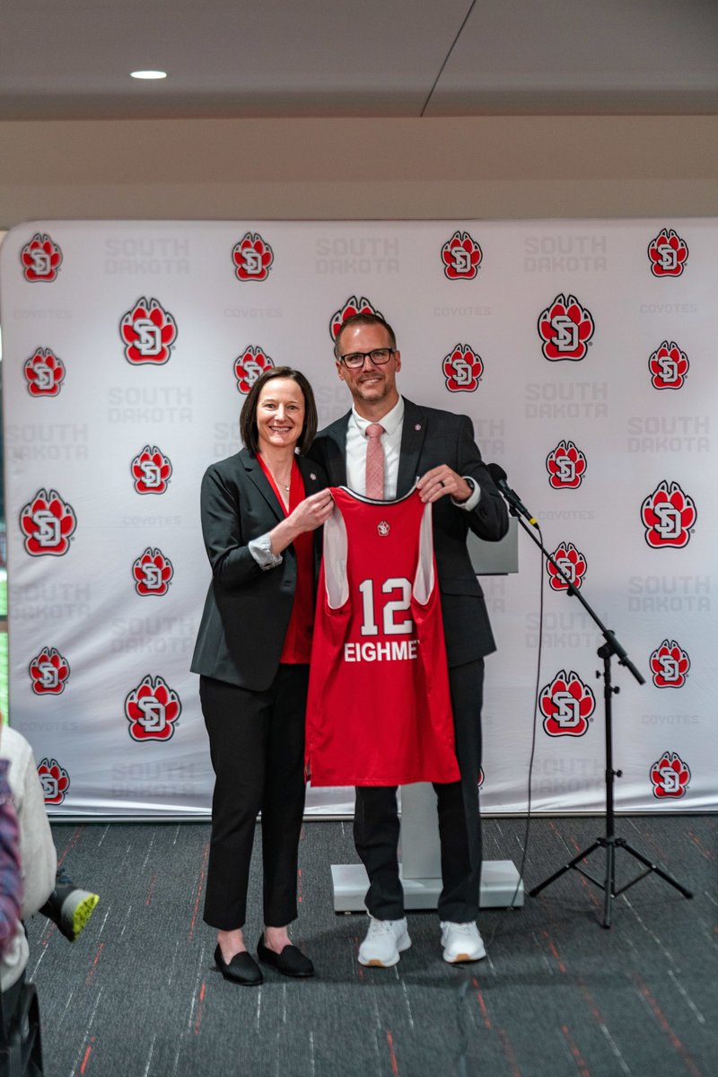 We’re going on tour! 🚘

Coach Eighmey will be visiting four different cities in South Dakota next week for meet & greets with Coyote Nation! Details in the link below.

📰: Yote.us/44LI3vi

#GoYotes x #WeAreSouthDakota 🐾
