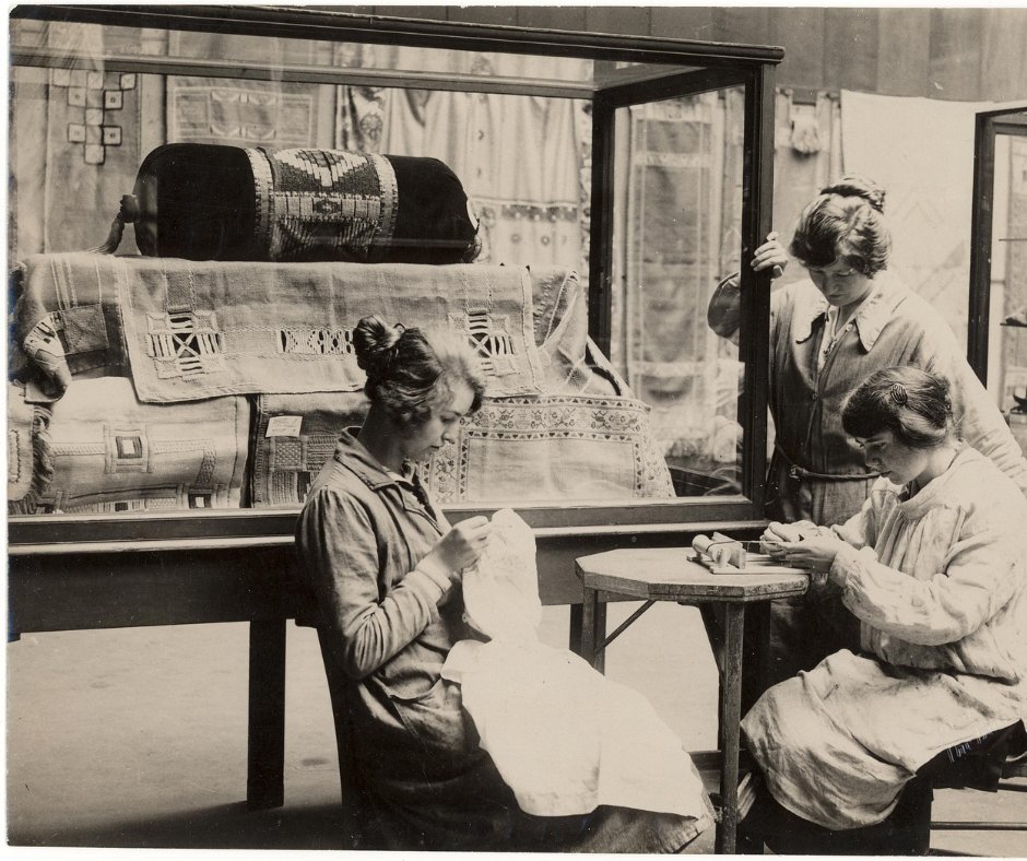 To celebrate #InternationalMuseumDay here's some embroiders concentrating on their work at an Embroidery Exhibition in Glasgow School of Art Museum c.1920. Photograph from the The Glasgow School of Art Archive