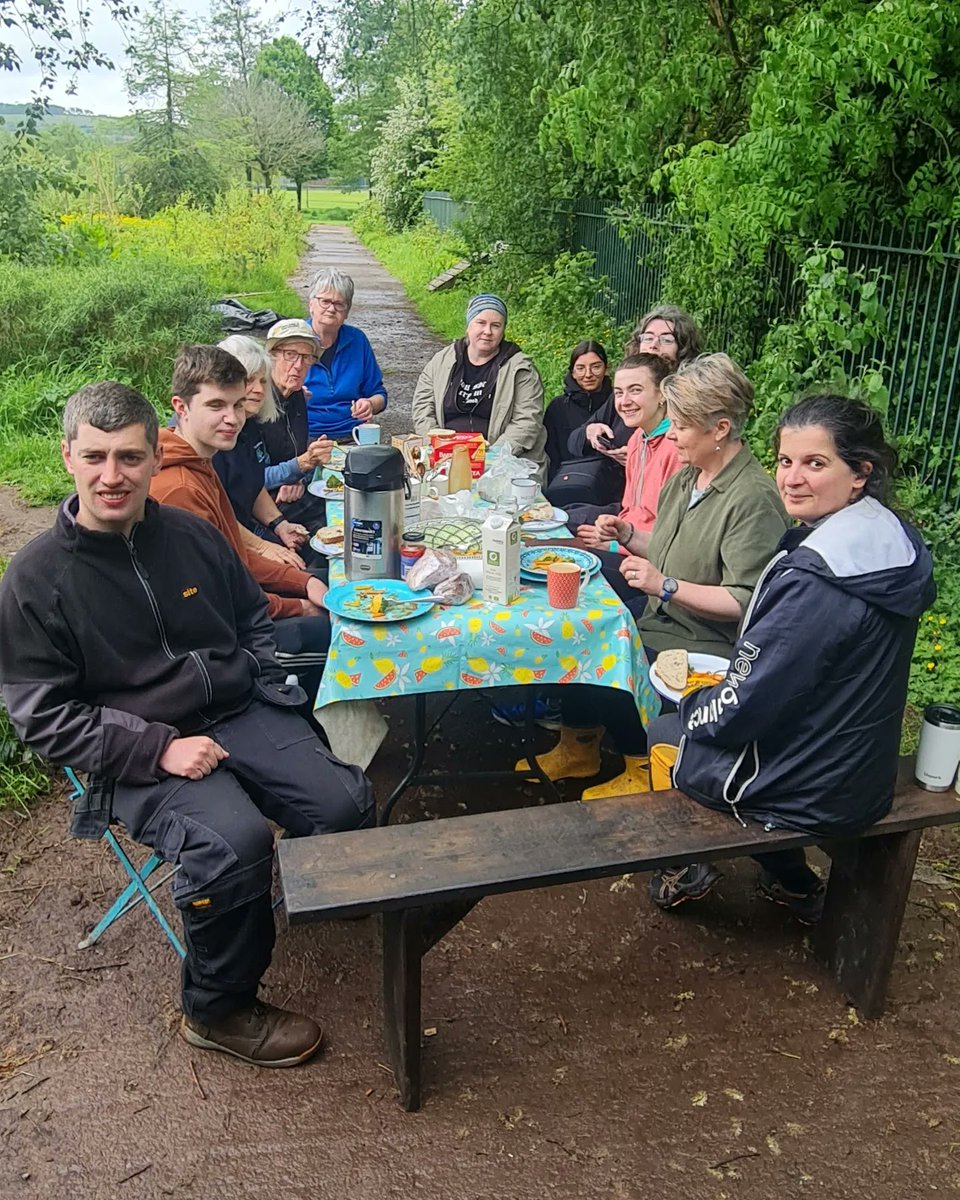 Today, we had the children and parents from @SouthLeeETNS As usual, we had a beautiful lunch prepared by Maria,😊 See you all Saturday 🌱 @greenspacescork @CorkHealthyCity @CorkFoodPolicy @corkcitycouncil @VolunteerCork @CommunityGrdns #toghercommunitygarden