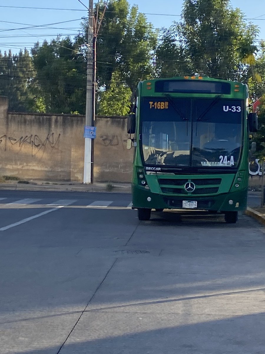 #DenunciaCiudadana 'desde ayer esta estacionado afuera del fraccionamiento, cabe decir que son solo dos carriles de entrada y dos de salida , está obstruyendo uno y medio , peligro Antiguo camino a #Tesistán esq Calixto Quirarte' Yoli Luna