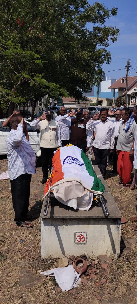 JayDesai5793's tweet image. My Dad lost hard fought fight against cancer yesterday after a year. He was ex army personnel got his due &amp;amp; deserved send off. 😢😢😢
om shanti... 
May his soul rest in peace.. 🙏🙏🙏