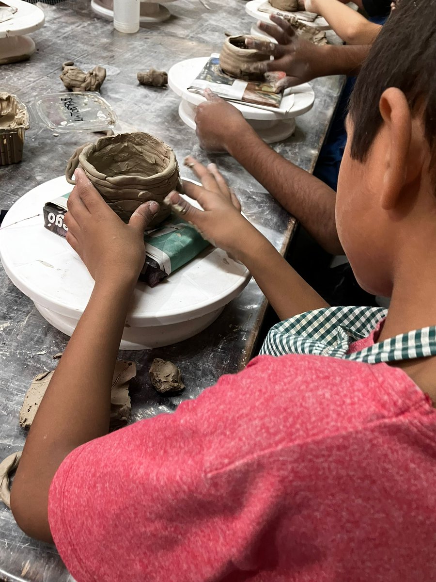 Niñas y niños del centro Tataypy aprenden y se divierten en el taller de cerámica 🥰